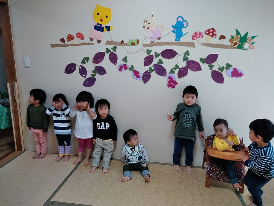 お芋掘りごっこ