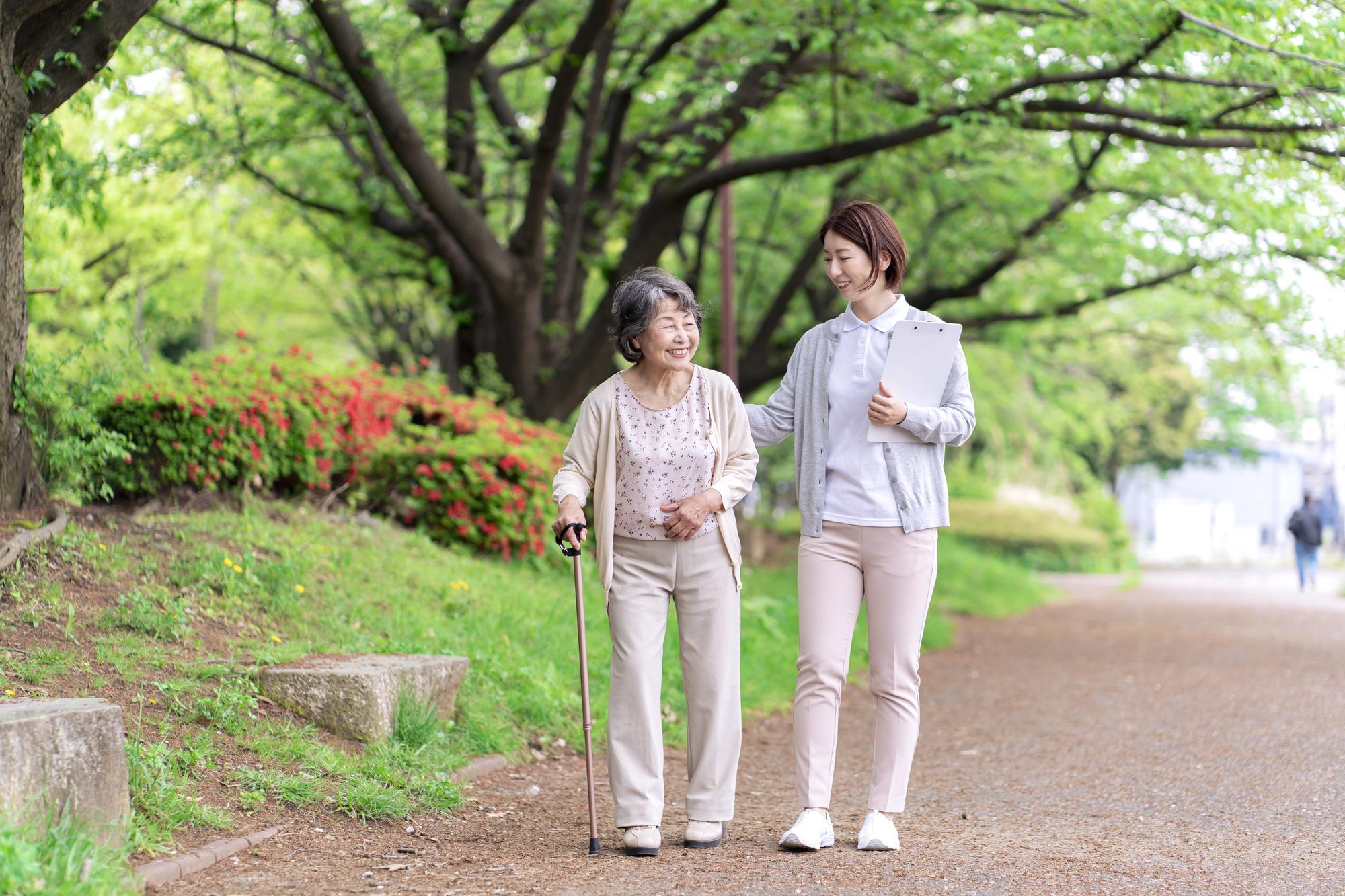 お年寄りの介護スタッフ